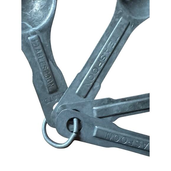 Vintage Measuring Spoons 2 Sets On Rings Kitchen Utensils Mid Century Cooking - Picture 3 of 6